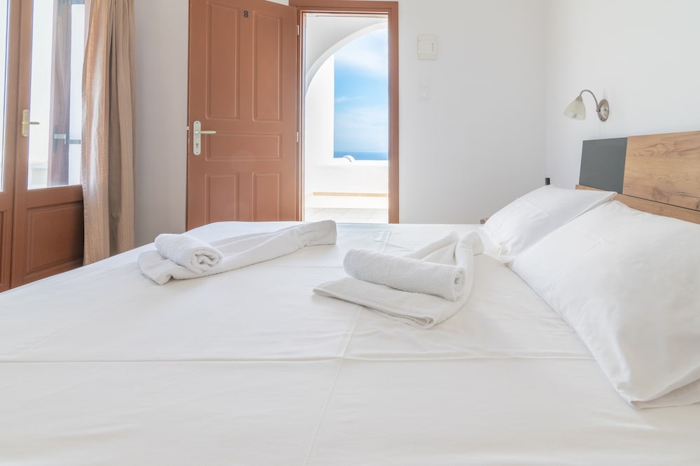 Adamastos — Hotel rooms in Akrotiri, South Aegean