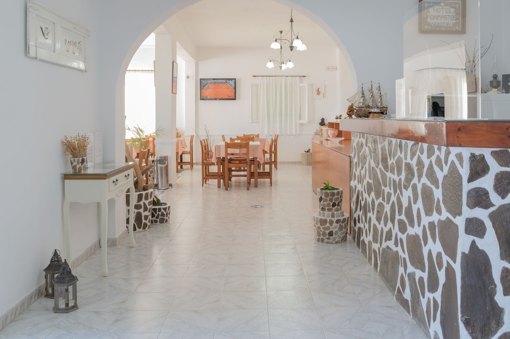 Adamastos — Restaurant & bars in Akrotiri, South Aegean