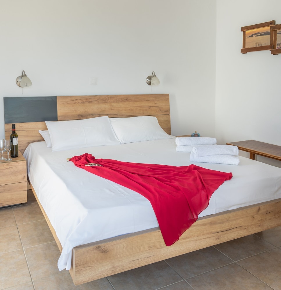 Adamastos — Hotel rooms in Akrotiri, South Aegean