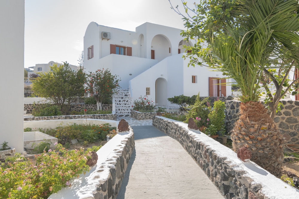 Adamastos — Hotel building in Akrotiri, South Aegean