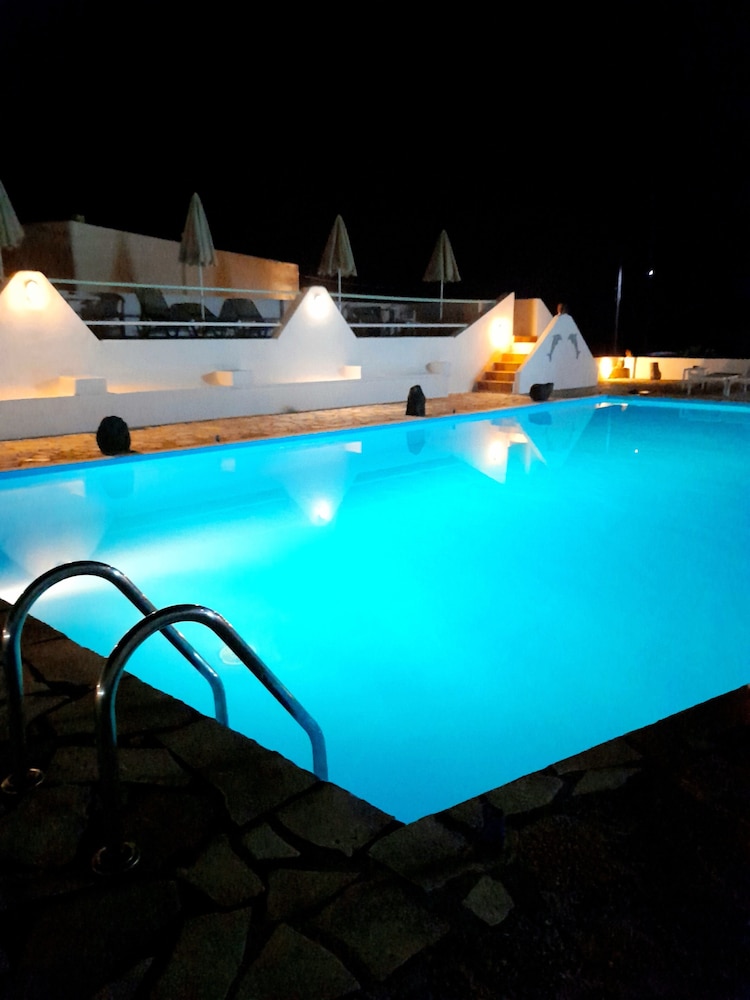 Adamastos — Swimming pool in Akrotiri, South Aegean
