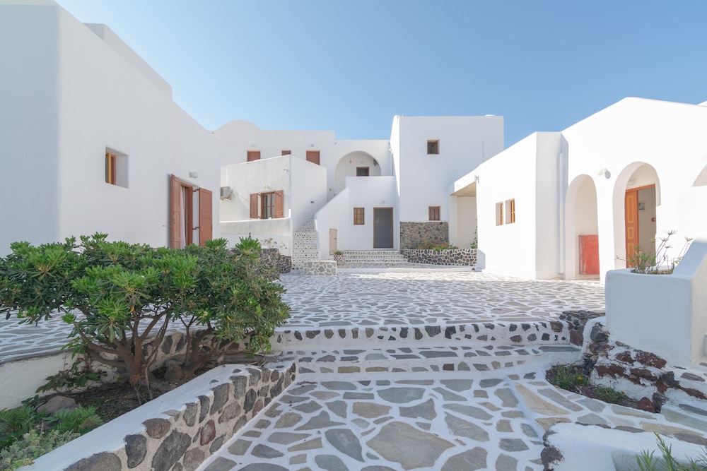 Adamastos — Hotel building in Akrotiri, South Aegean