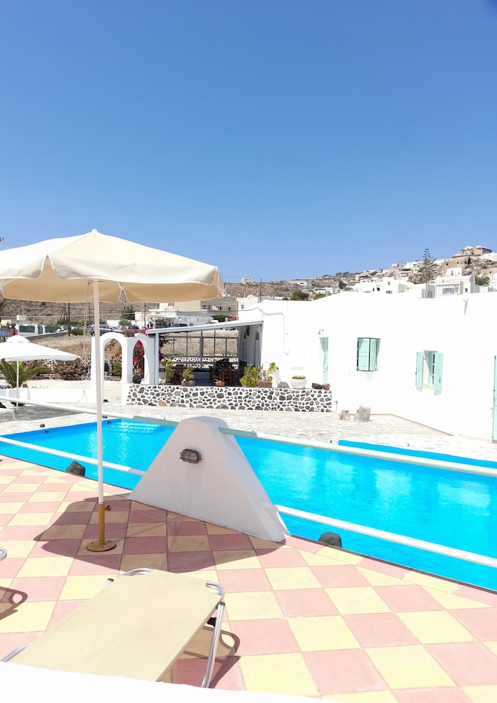Adamastos — Swimming pool in Akrotiri, South Aegean