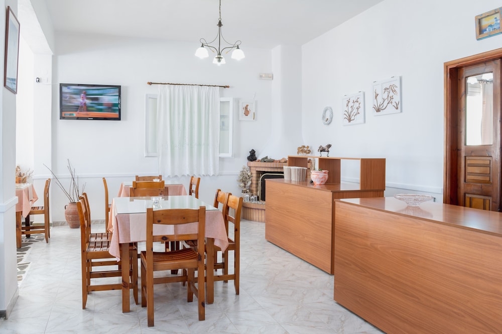 Adamastos — Restaurant & bars in Akrotiri, South Aegean