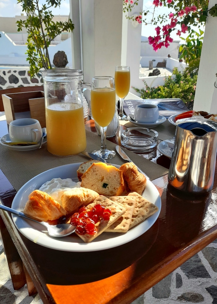 Adamastos — Restaurant & bars in Akrotiri, South Aegean