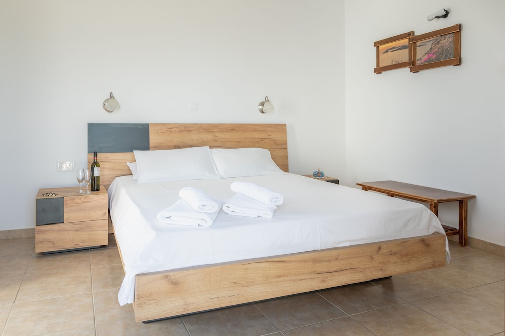 Adamastos — Hotel rooms in Akrotiri, South Aegean