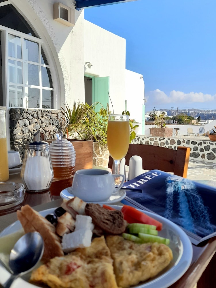 Adamastos — Restaurant & bars in Akrotiri, South Aegean