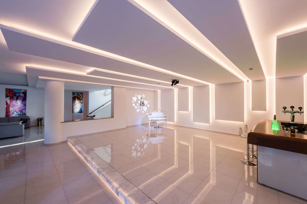 Mediterranean Beach Resort — Restaurant & bars in Laganas, Ionian Islands