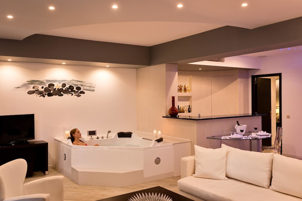 Mediterranean Beach Resort — Hotel rooms in Laganas, Ionian Islands