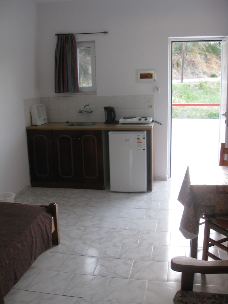 Stenna Apartments — Hotel rooms in Kefalos, South Aegean