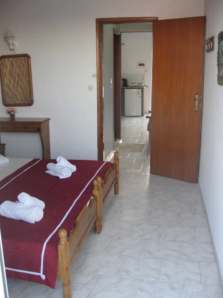 Stenna Apartments — Hotel rooms in Kefalos, South Aegean
