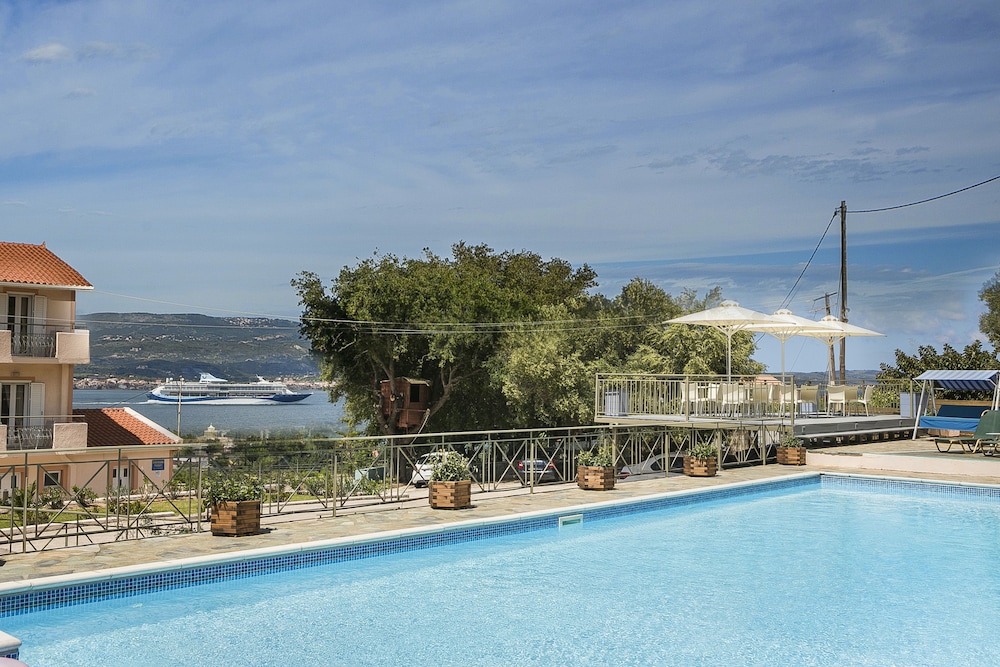 Panorama Fanari Studios & Apartments — Swimming pool in Lassi, Ionian Islands