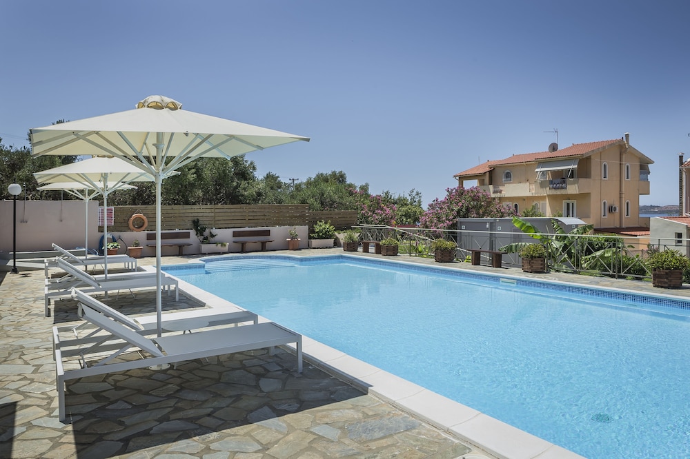 Panorama Fanari Studios & Apartments — Swimming pool in Lassi, Ionian Islands