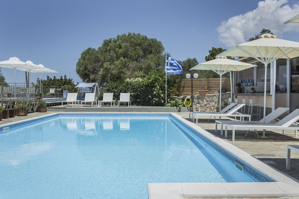 Panorama Fanari Studios & Apartments — Swimming pool in Lassi, Ionian Islands