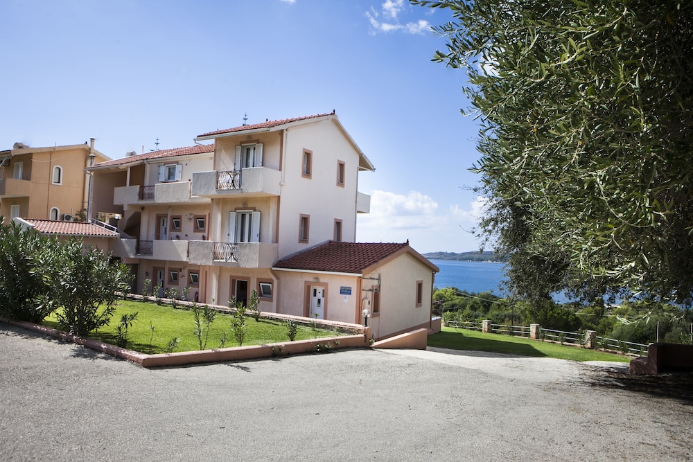 Panorama Fanari Studios & Apartments — Hotel building in Lassi, Ionian Islands