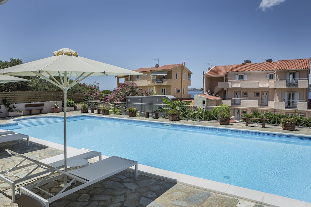Panorama Fanari Studios & Apartments — Swimming pool in Lassi, Ionian Islands