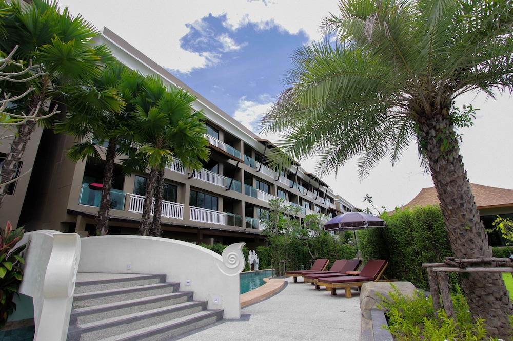 Maikhao Palm Beach Resort — Hotel building in Mai Khao, Phuket Province