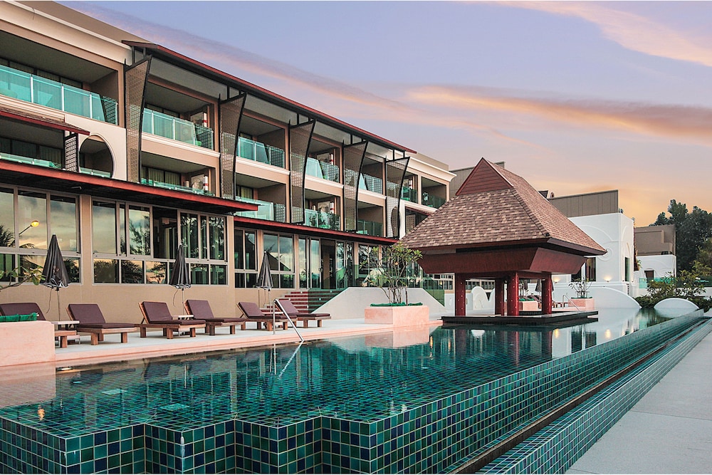 Maikhao Palm Beach Resort — Hotel building in Mai Khao, Phuket Province