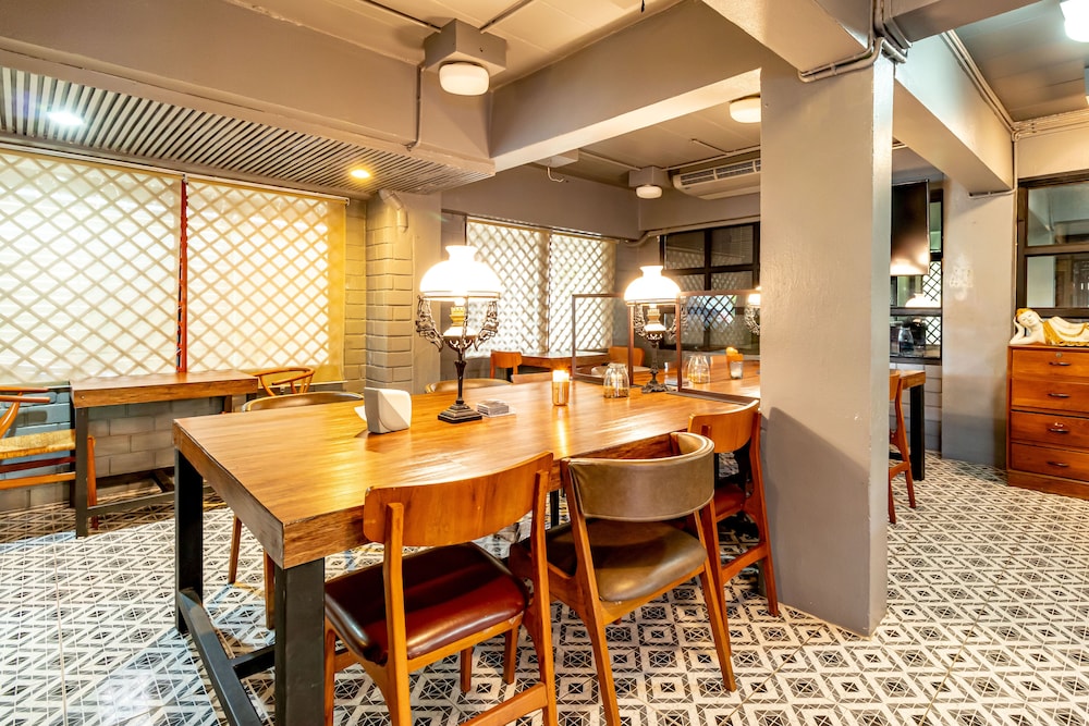 The Palm Hotel — Restaurant & bars in Bangkok, Bangkok