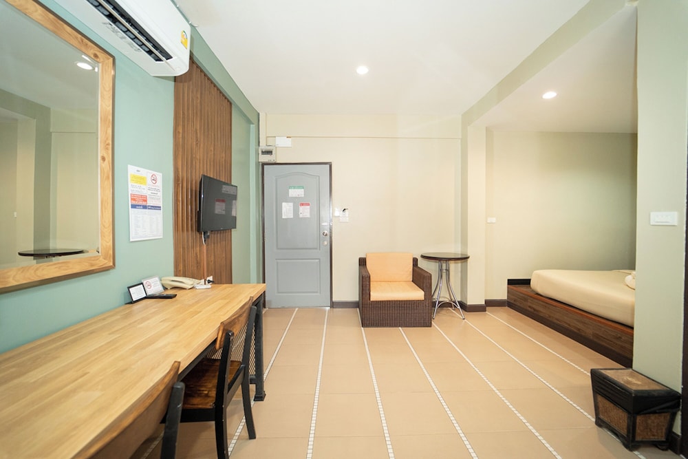 The Palm Hotel — Hotel rooms in Bangkok, Bangkok