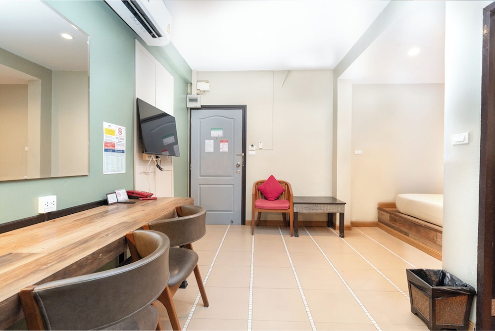 The Palm Hotel — Hotel rooms in Bangkok, Bangkok