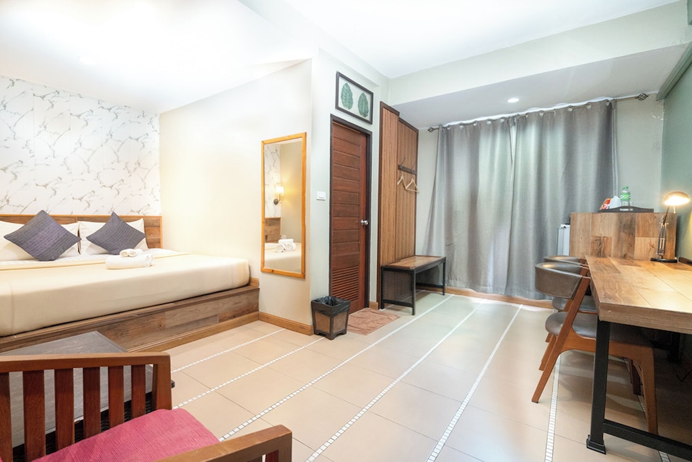 The Palm Hotel — Hotel rooms in Bangkok, Bangkok