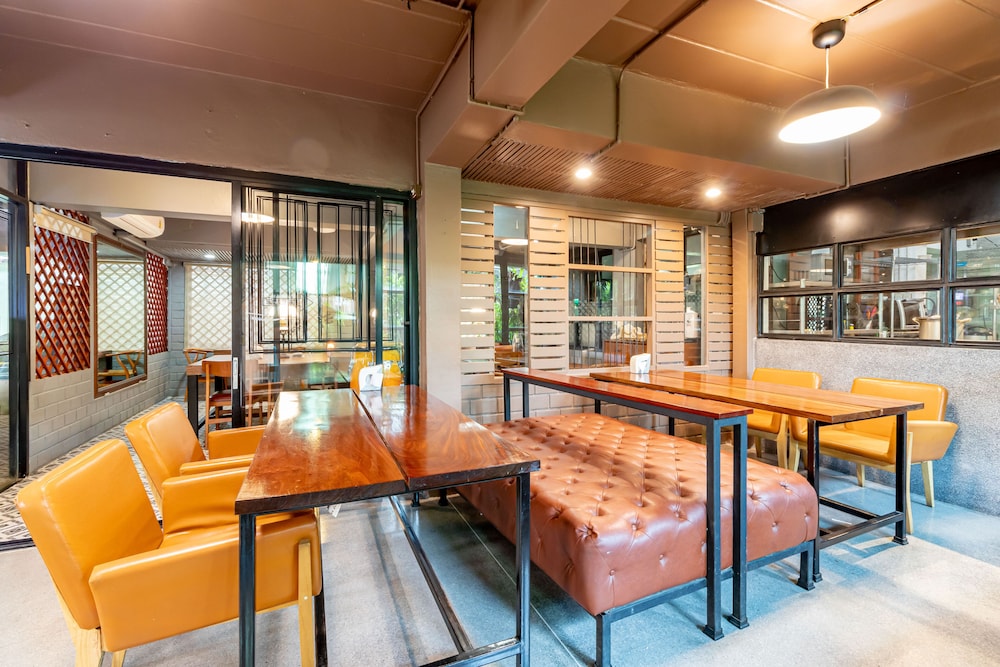 The Palm Hotel — Restaurant & bars in Bangkok, Bangkok