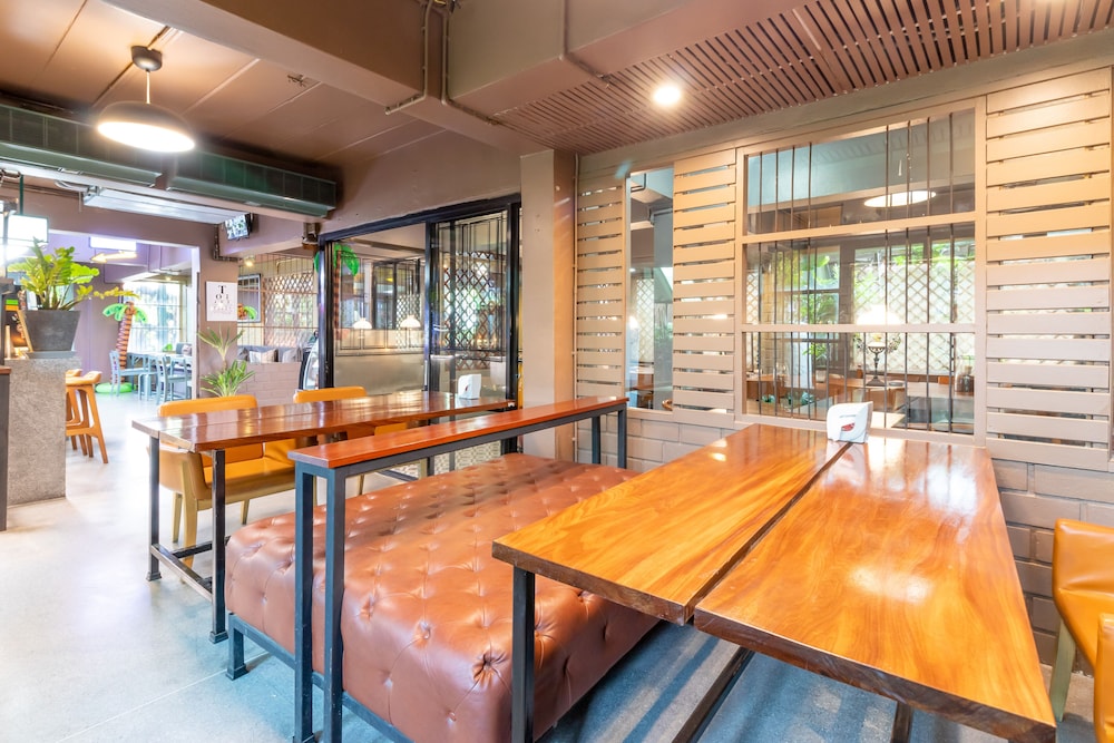 The Palm Hotel — Restaurant & bars in Bangkok, Bangkok