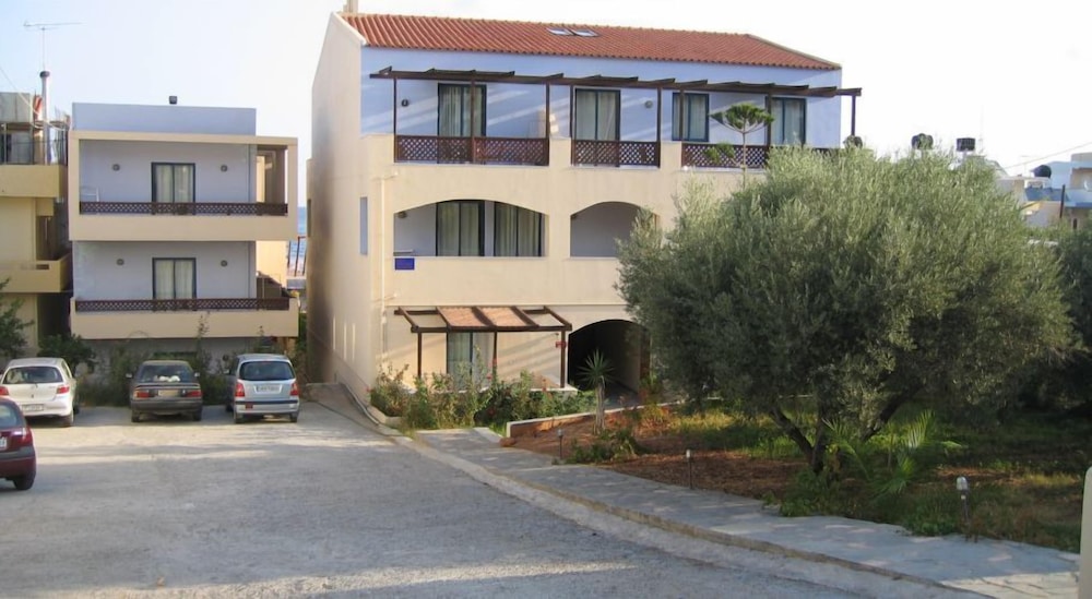 Eleni Beach Hotel — Hotel building in Stalida
