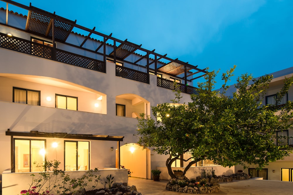 Eleni Beach Hotel — Hotel building in Stalida
