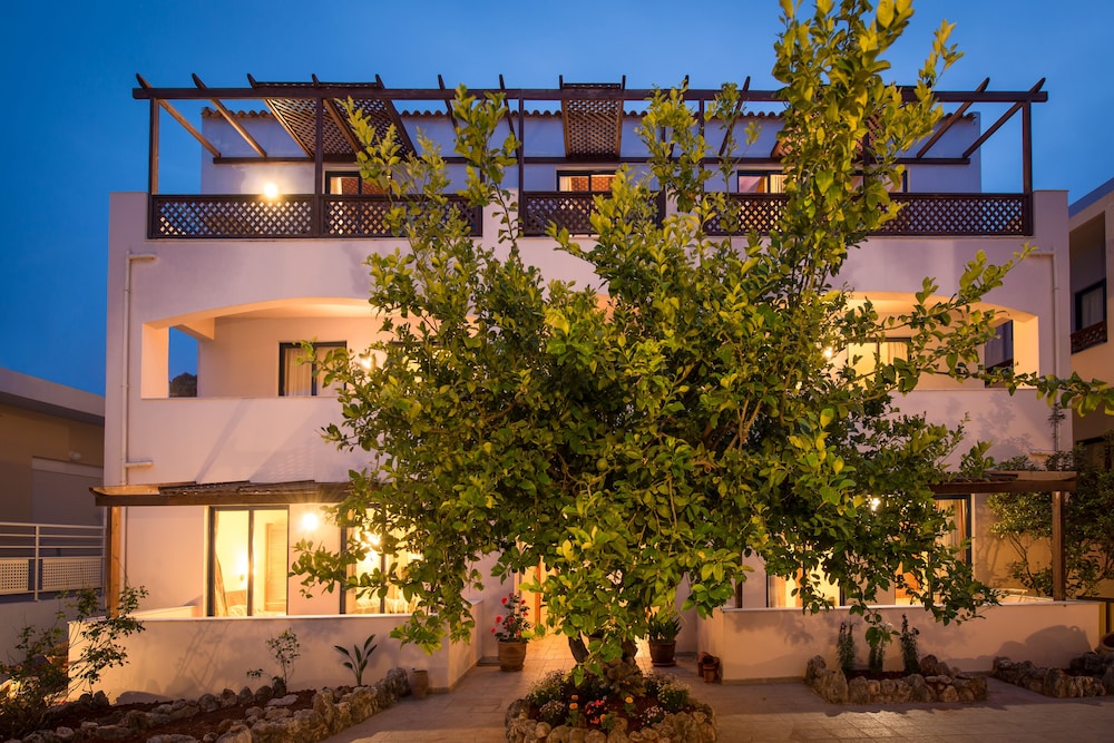 Eleni Beach Hotel — Hotel building in Stalida