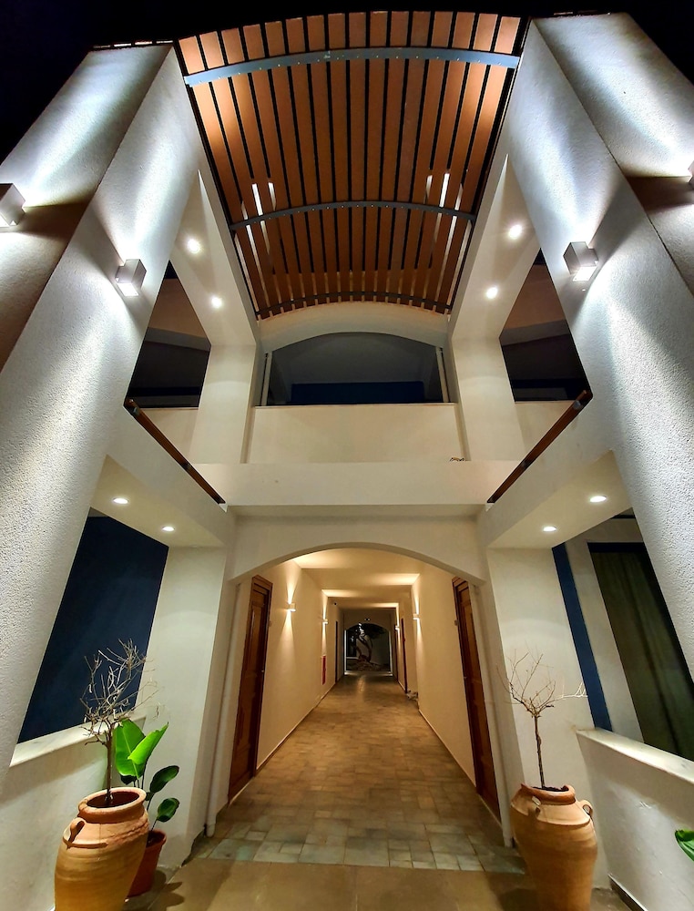 Eleni Beach Hotel — Hotel building in Stalida