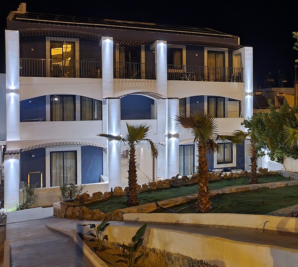 Eleni Beach Hotel — Hotel building in Stalida