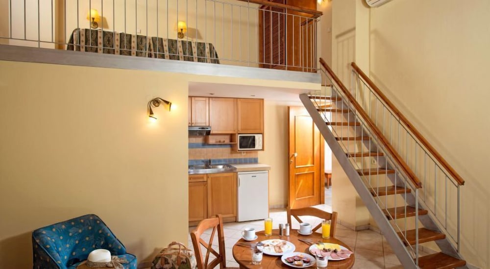Eleni Beach Hotel — Hotel rooms in Stalida