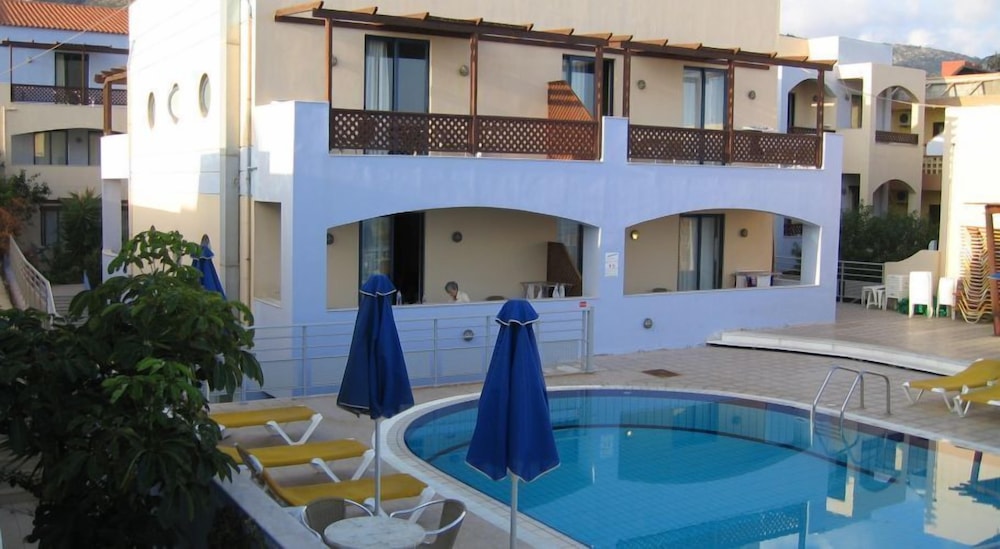 Eleni Beach Hotel — Hotel building in Stalida