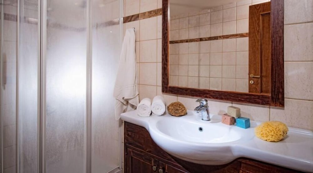 Eleni Beach Hotel — Hotel rooms in Stalida