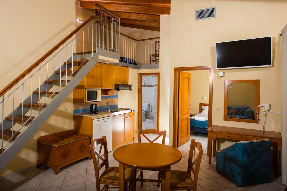 Eleni Beach Hotel — Hotel rooms in Stalida