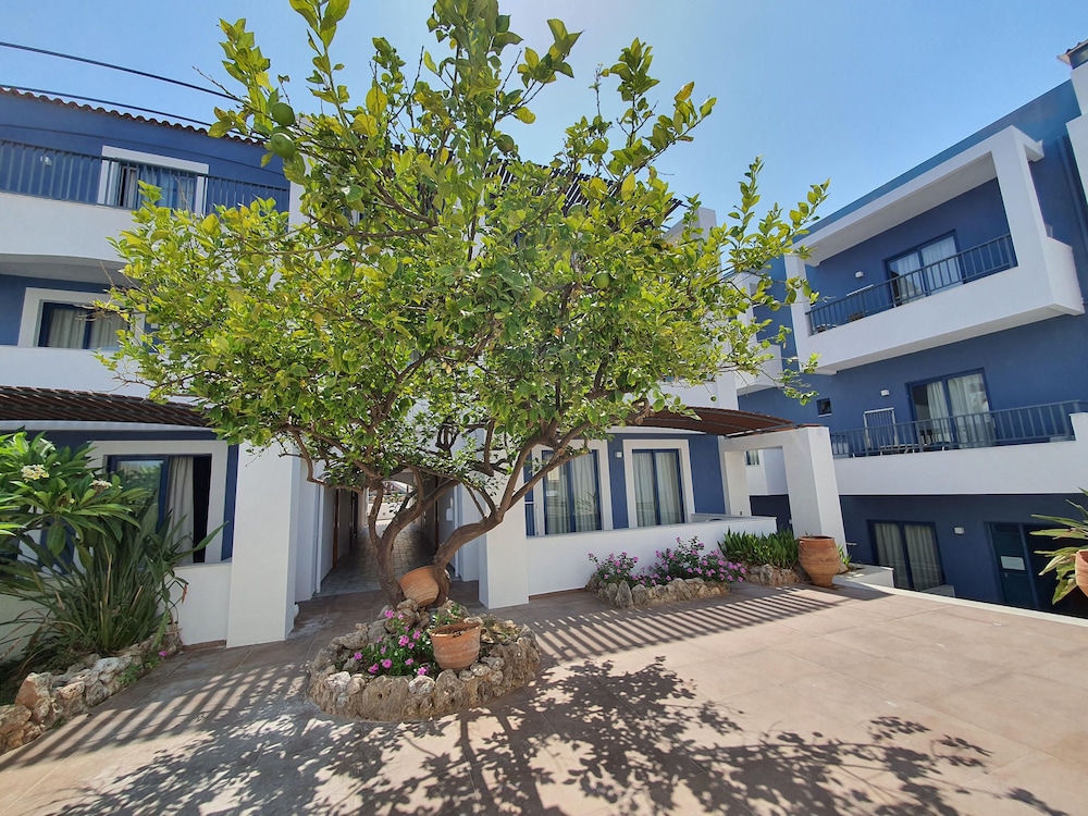 Eleni Beach Hotel — Hotel building in Stalida