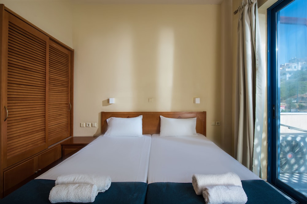 Eleni Beach Hotel — Hotel rooms in Stalida
