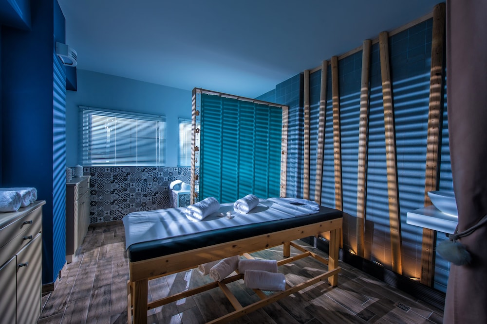 Eleni Beach Hotel — Hotel rooms in Stalida