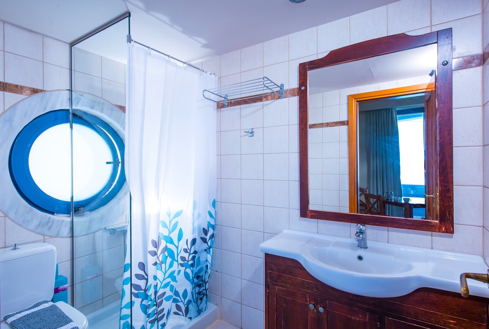 Eleni Beach Hotel — Hotel rooms in Stalida