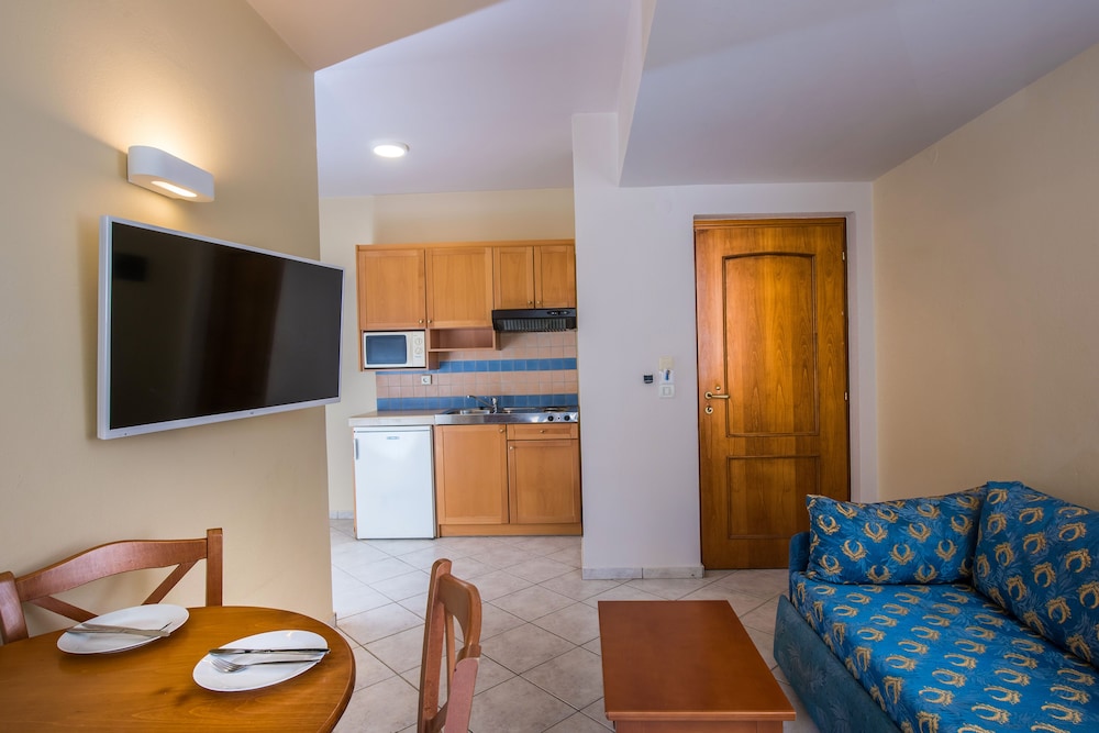 Eleni Beach Hotel — Hotel rooms in Stalida