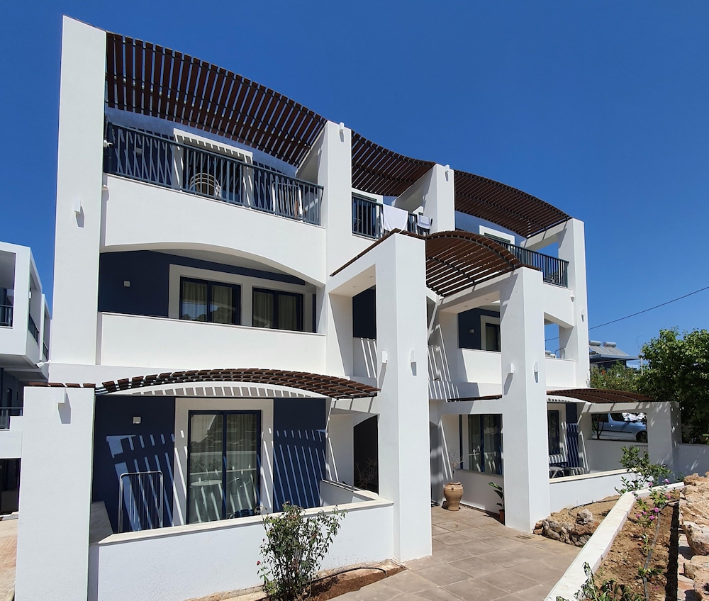 Eleni Beach Hotel — Hotel building in Stalida