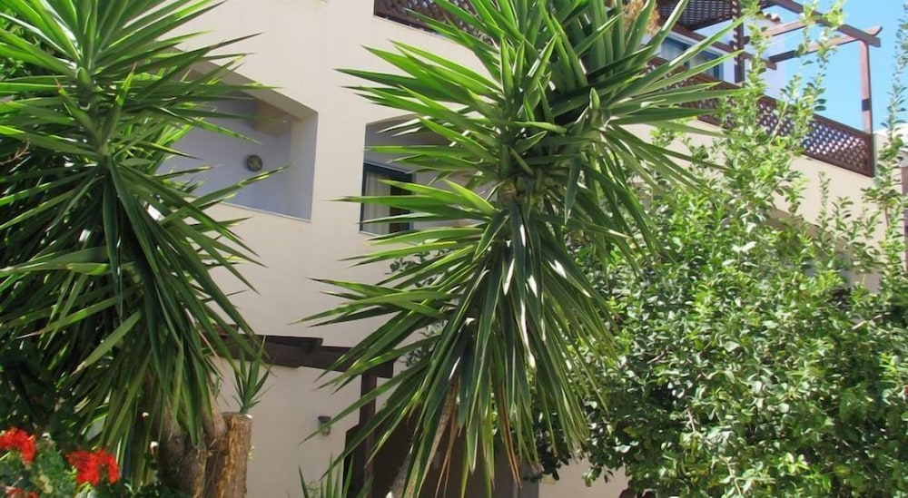 Eleni Beach Hotel — Hotel building in Stalida