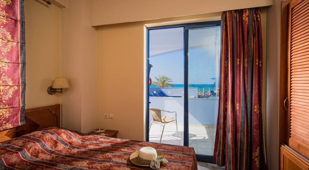 Eleni Beach Hotel — Hotel rooms in Stalida