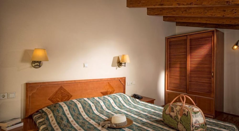 Eleni Beach Hotel — Hotel rooms in Stalida