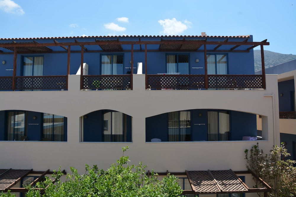 Eleni Beach Hotel — Hotel building in Stalida