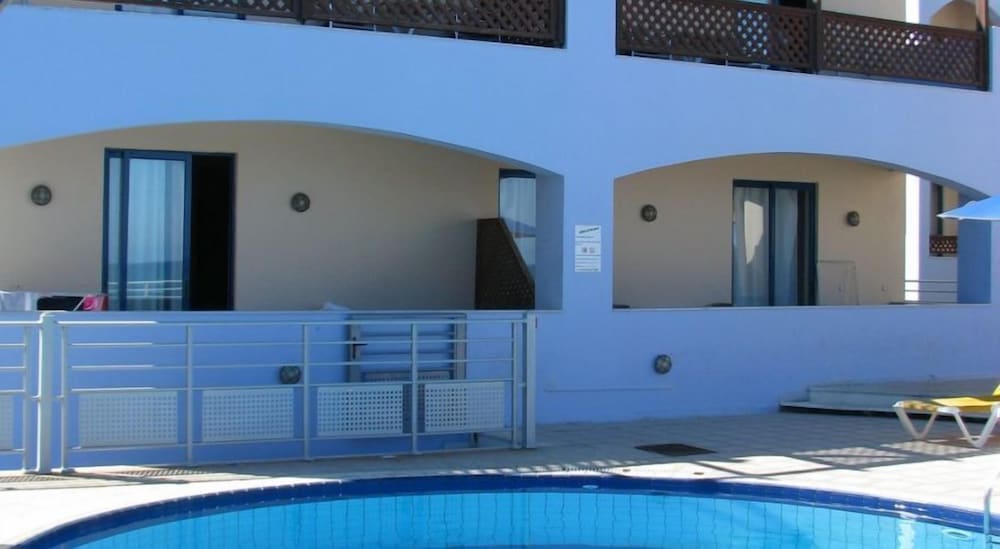 Eleni Beach Hotel — Hotel building in Stalida