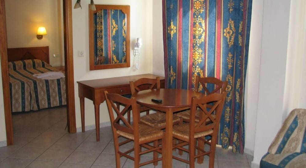 Eleni Beach Hotel — Hotel rooms in Stalida