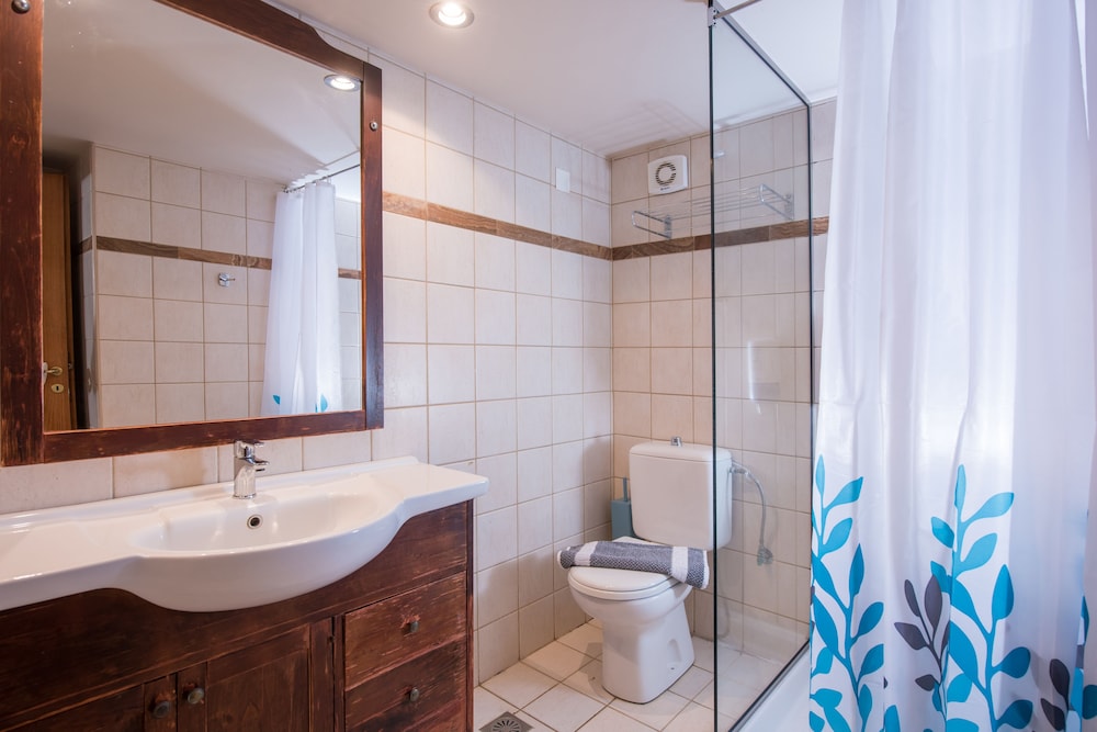 Eleni Beach Hotel — Hotel rooms in Stalida
